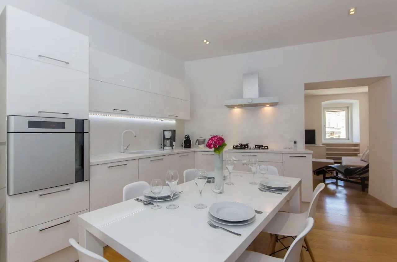 Appartment In Center With Parking Pula