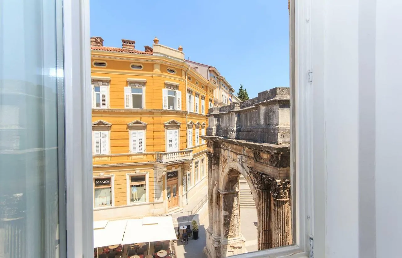 Appartment In Center With Parking Pula